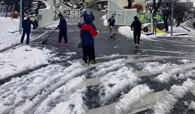 ２月６日　生徒が登校する前の雪かき風景１