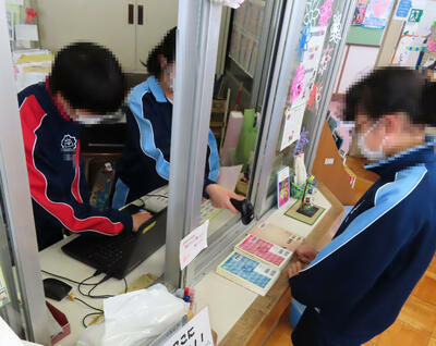 ４月30日　昼休みの図書館